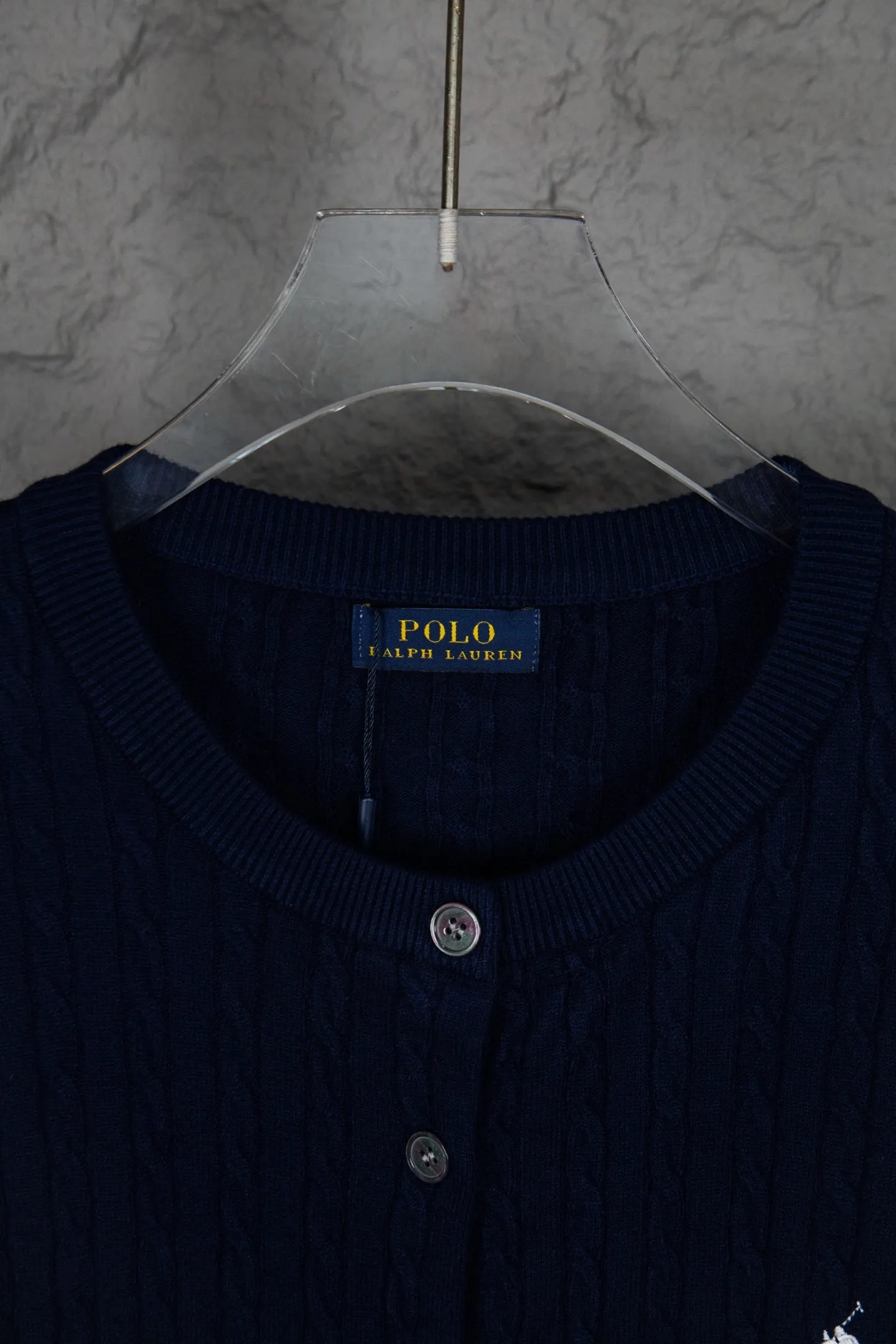 P190 Ralph Lauren Classic Round Neck Solid Color Pony Embroidered Logo Knitted Cardigan Long Sleeve Ralph Lauren Classic Basic Versatile Twist Knitted Cardigan Long Sleeve Main supply platform live broadcast Wholesale entity Replenish when out of stock Not removed from the shelves Quality 1:1 patterning Complete three standards Correct version of pony logo Imported quality cotton yarn Focus on high-end Cost-effective Good quality Needless to say Zhao Lusi's same style is really amazing, so sweet I'm so beautiful. This cardigan is really good-looking. It's simple and easy to wear. It's a must-have for goddess ootd. Good-looking clothes are never picky. A must-have in the wardrobe of goddesses. Size: S-XL. Color: black, apricot, gray, navy, red, white.